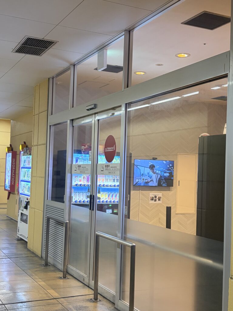 ビナウォーク5番館1階の喫煙所の入口