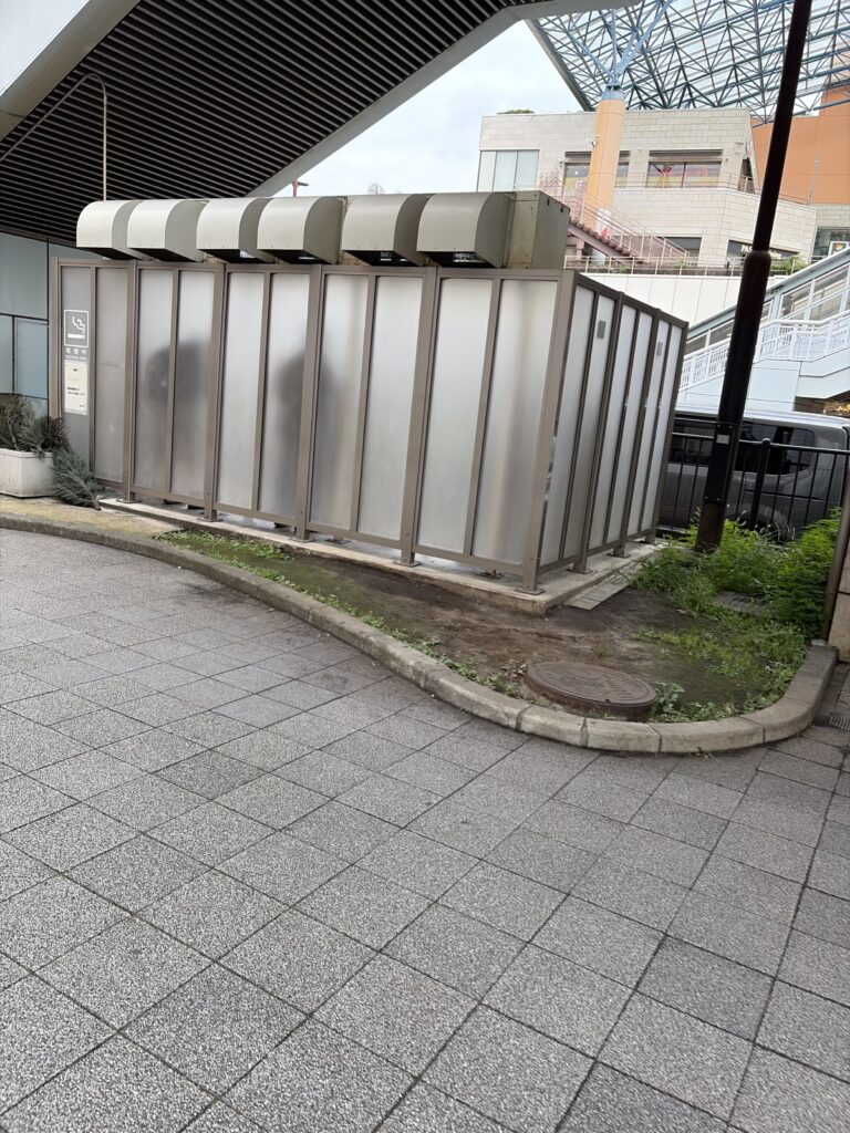 海老名駅東口北側喫煙所の外観。紙巻きたばこ対応・24時間利用可