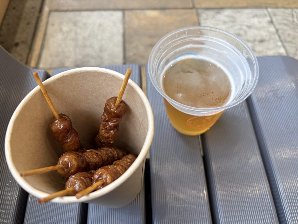 紙カップに入った博多とりかわ長政のとりかわ5本とビール